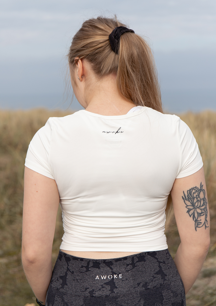 SERENE - Ribbet crop T-shirt - Hvid